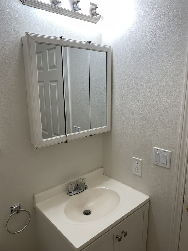 2303 Se Courtney Ave #2303 - Photo 7 of 8