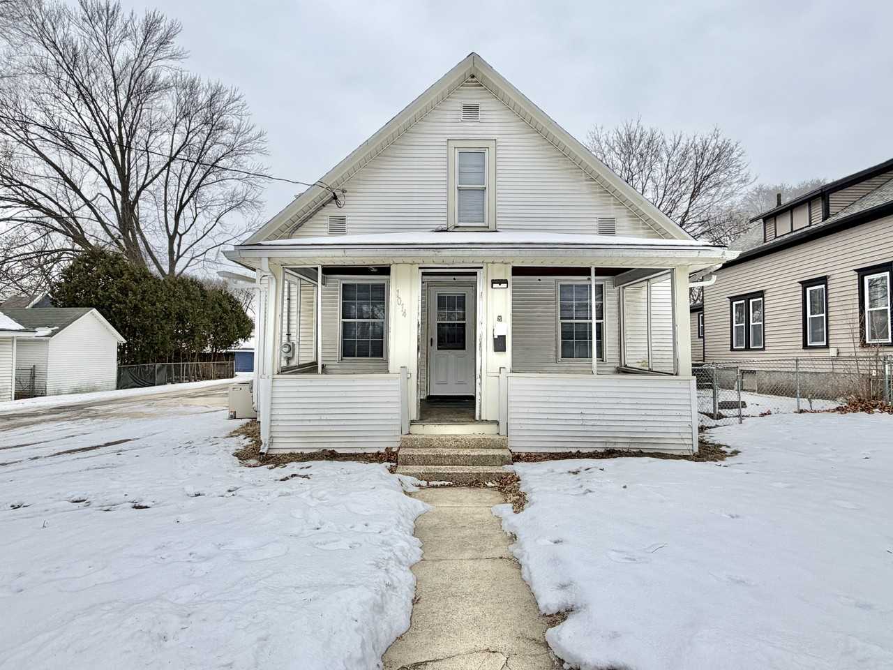 1014 10th St #1 - Photo 2 of 46