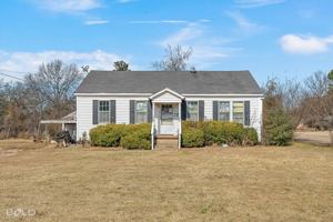 featured image of 3814 Lakeshore Dr #1