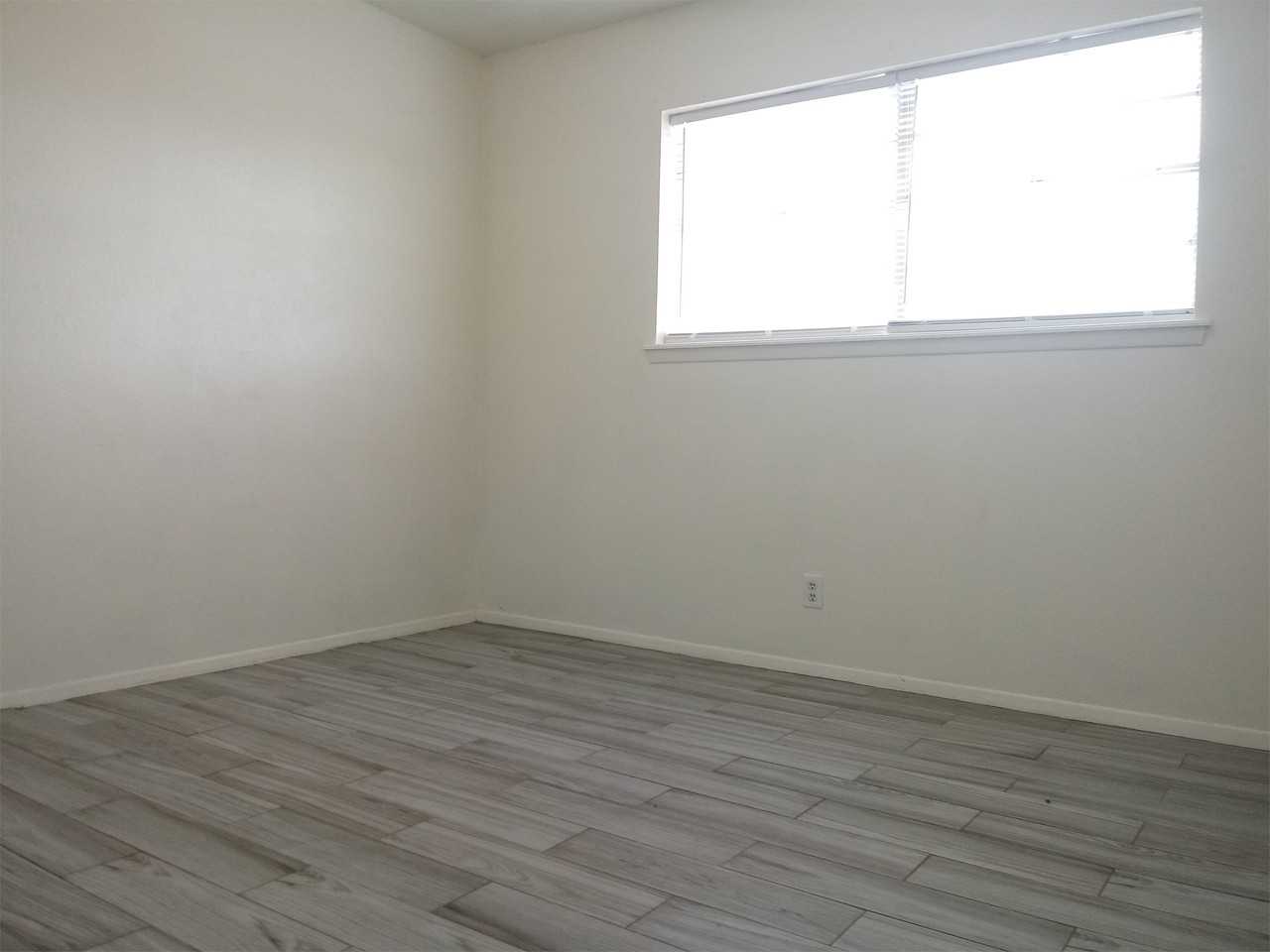 3609 3609 Sheridan Street - EApt E #E - Photo 4 of 8