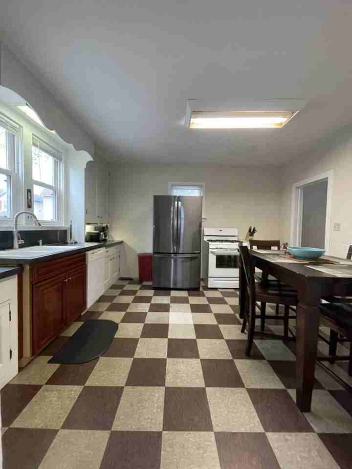 1031 Memorial Ave #1 - Photo 5 of 22