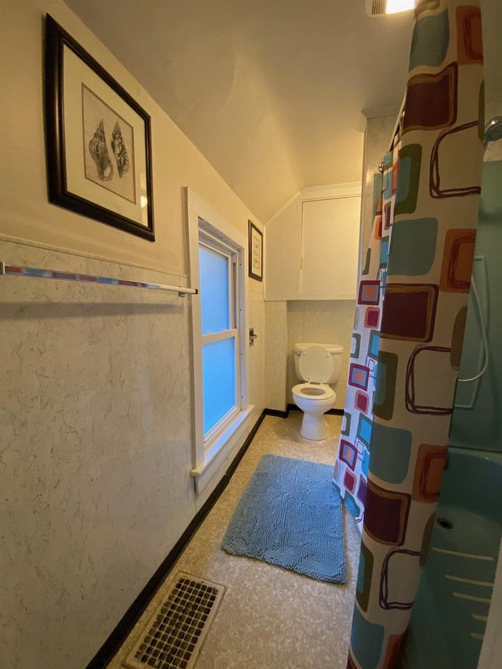 1031 Memorial Ave #1 - Photo 6 of 22