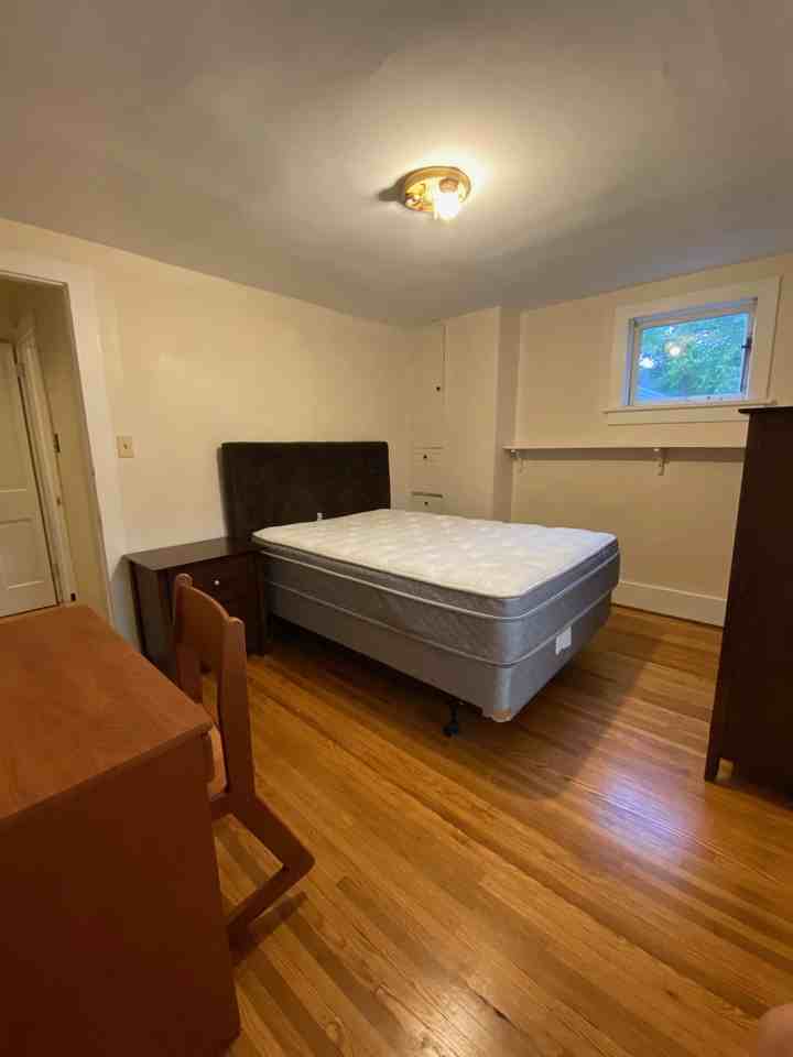 1031 Memorial Ave #1 - Photo 7 of 22