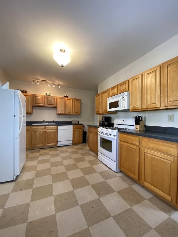 1146 Memorial Ave #1 - Photo 7 of 26