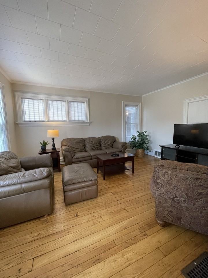 1148 Memorial Ave #1 - Photo 3 of 31