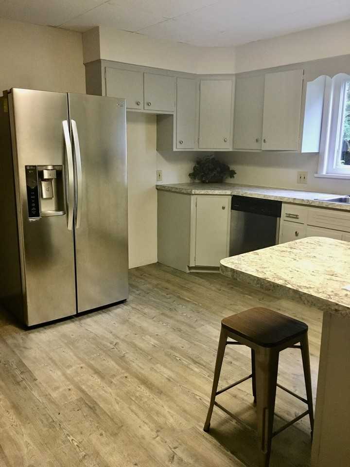 1148 Memorial Ave #1 - Photo 4 of 31