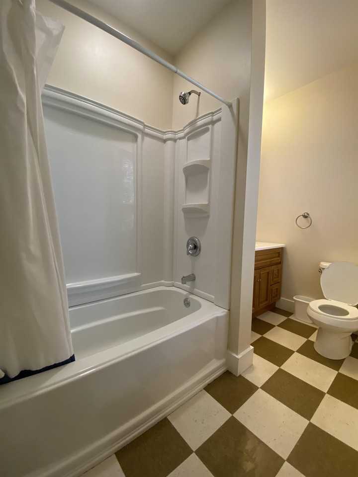 1148 Memorial Ave #1 - Photo 6 of 31