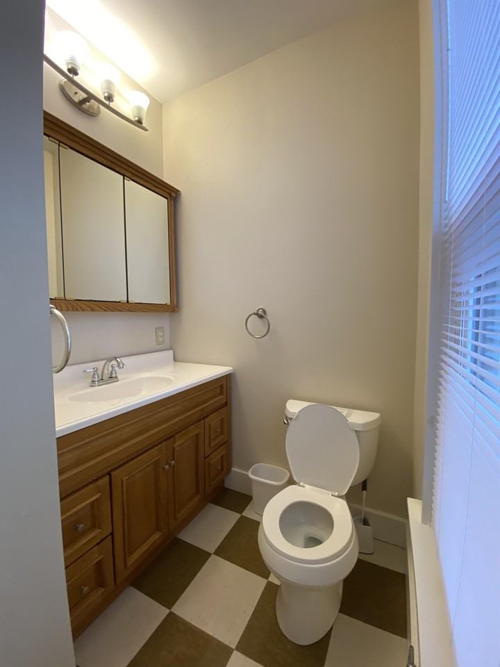 1148 Memorial Ave #1 - Photo 7 of 31