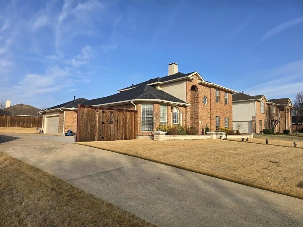 327 Hillglen Dr - Photo 4 of 26