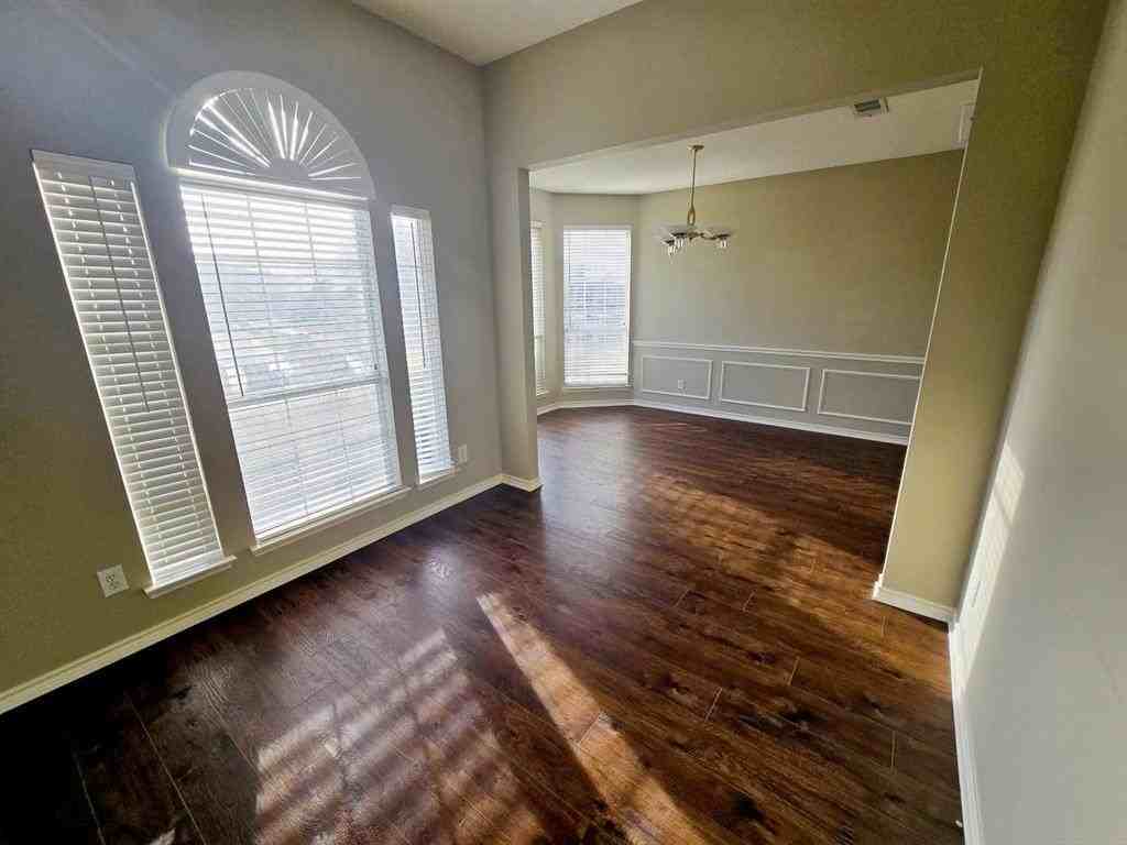 327 Hillglen Dr - Photo 6 of 26