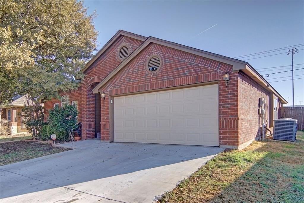 8216 Deer Bluff Ln - Photo 3 of 33