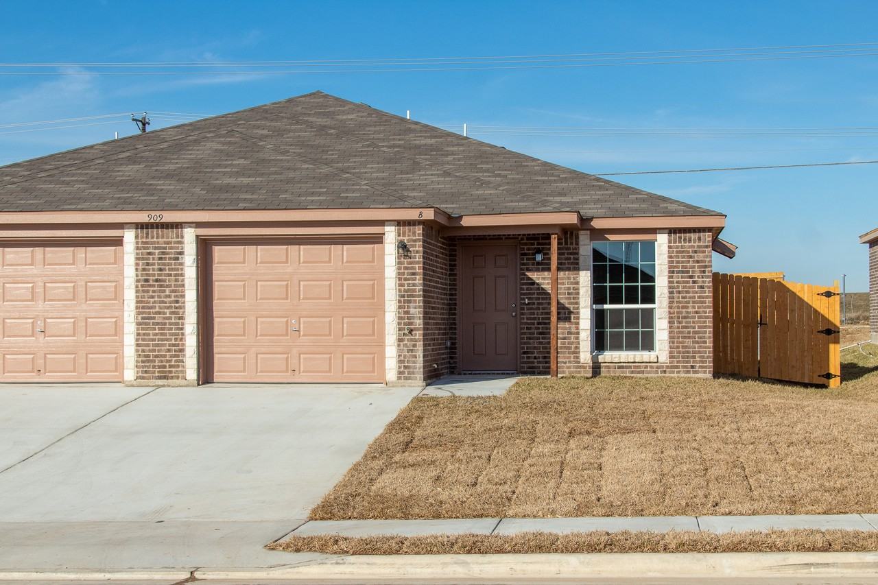 909 Lasso Dr #B - Photo 2 of 26