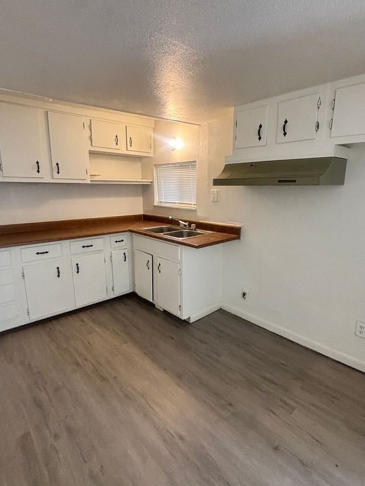 906 S Farmer Ave - Photo 4 of 9