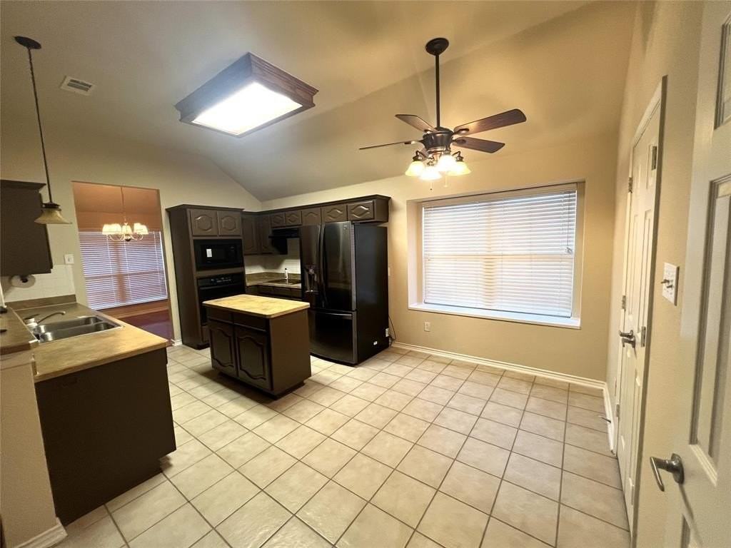 1304 E Oak St - Photo 4 of 14