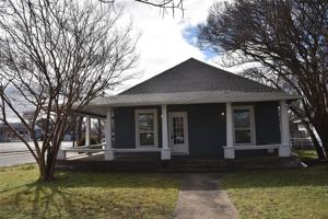 featured image of 900 W Chestnut St