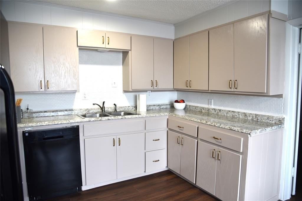 900 W Chestnut St - Photo 5 of 22