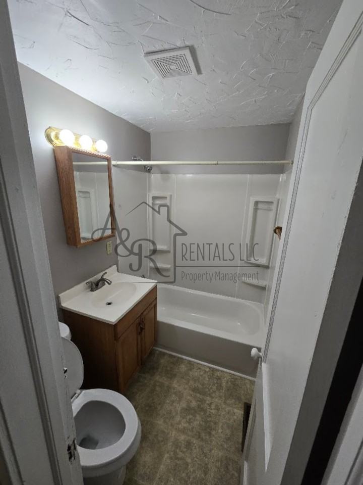 405 Fieldcrest Dr #1 - Photo 3 of 11