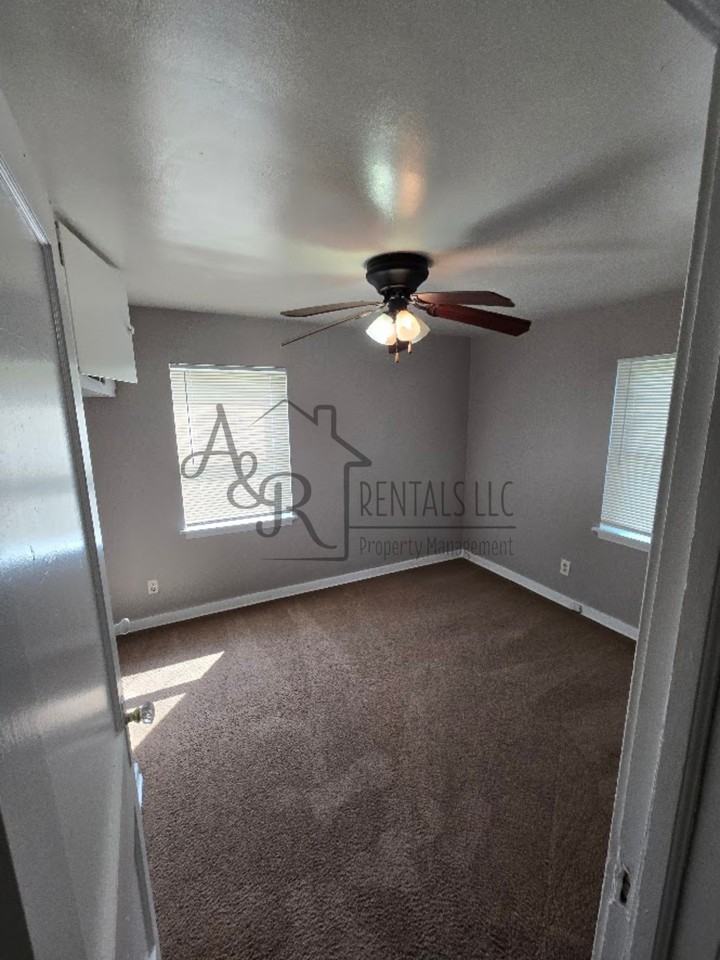 405 Fieldcrest Dr #1 - Photo 4 of 11