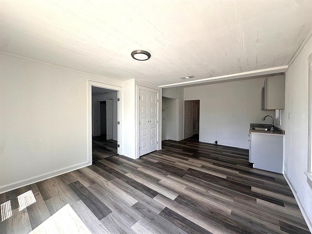 2108 Avenue D - Photo 2 of 9