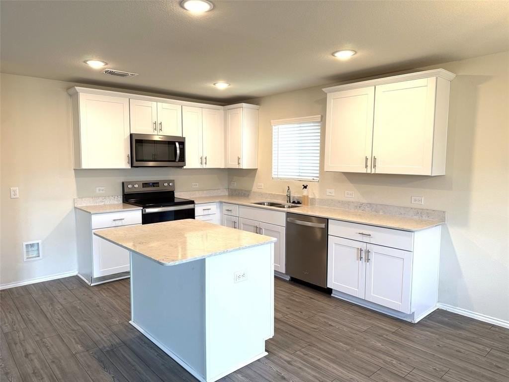 472 Lake Erie Dr - Photo 4 of 22