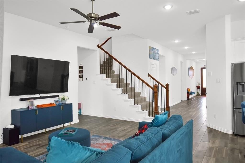 10018 Farmland Dr - Photo 2 of 17