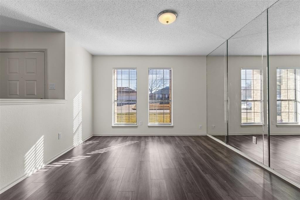 812 Bentle St - Photo 4 of 26