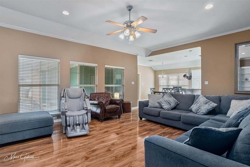 3303 Colonial Dr - Photo 4 of 21