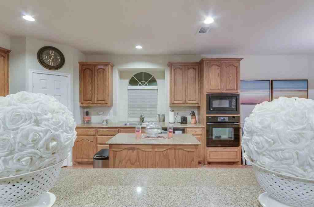 1402 Vineyard Dr - Photo 2 of 26