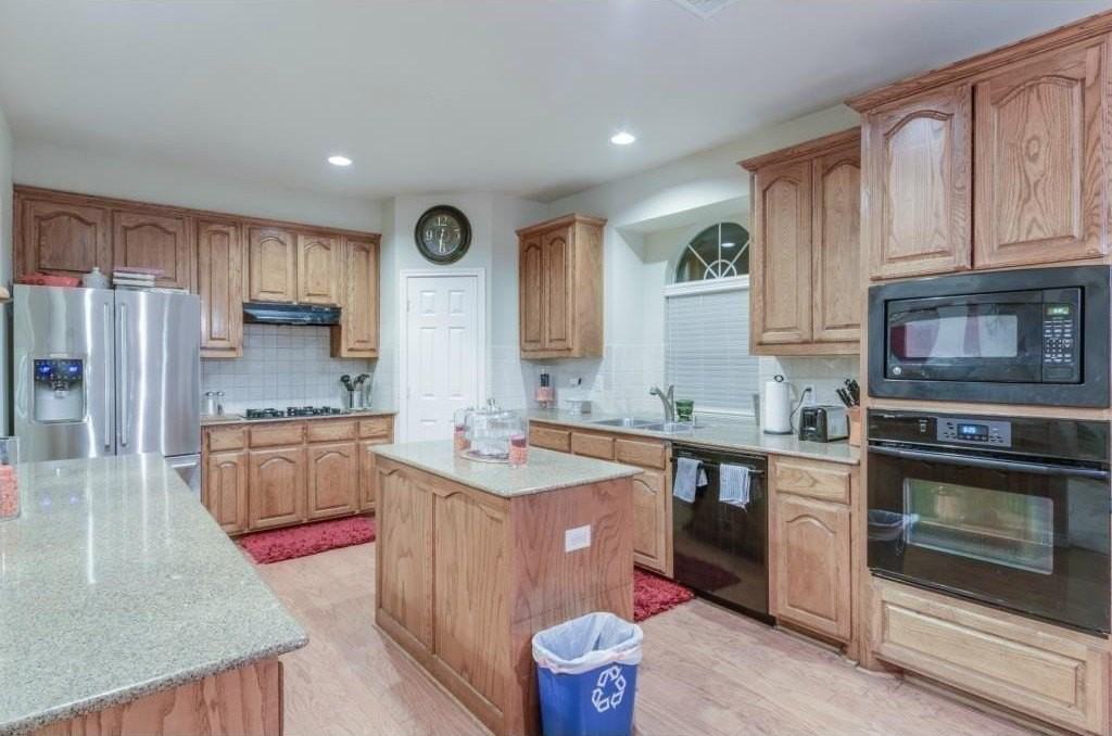 1402 Vineyard Dr - Photo 3 of 26