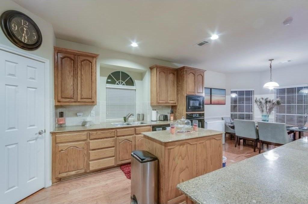 1402 Vineyard Dr - Photo 4 of 26