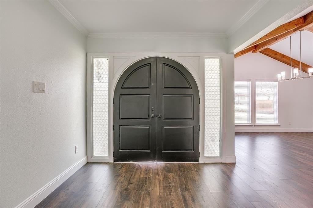 202 S Cummings Dr - Photo 3 of 20