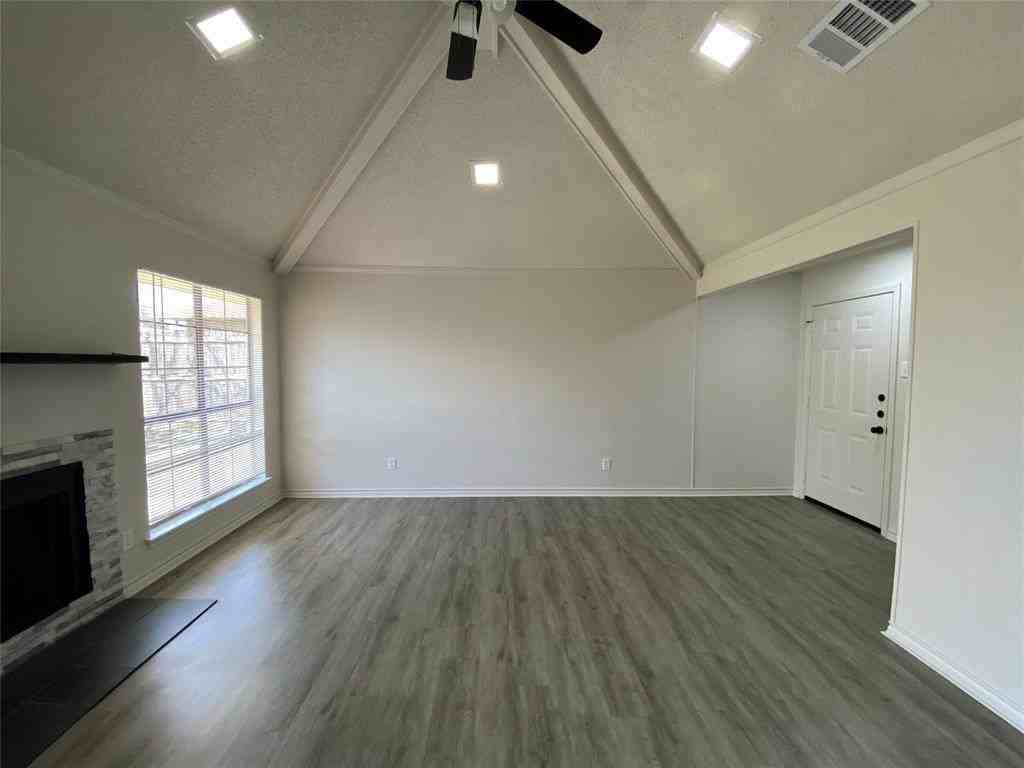 1607 Crescent Ln - Photo 4 of 21