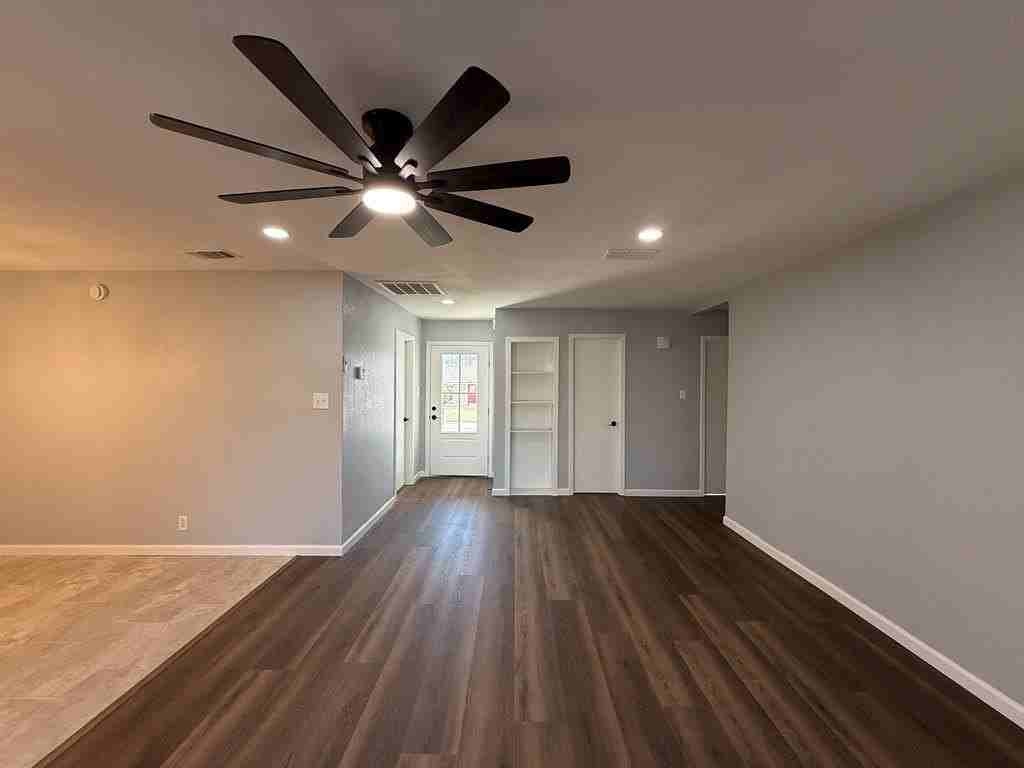 6101 Melody Ln - Photo 4 of 37