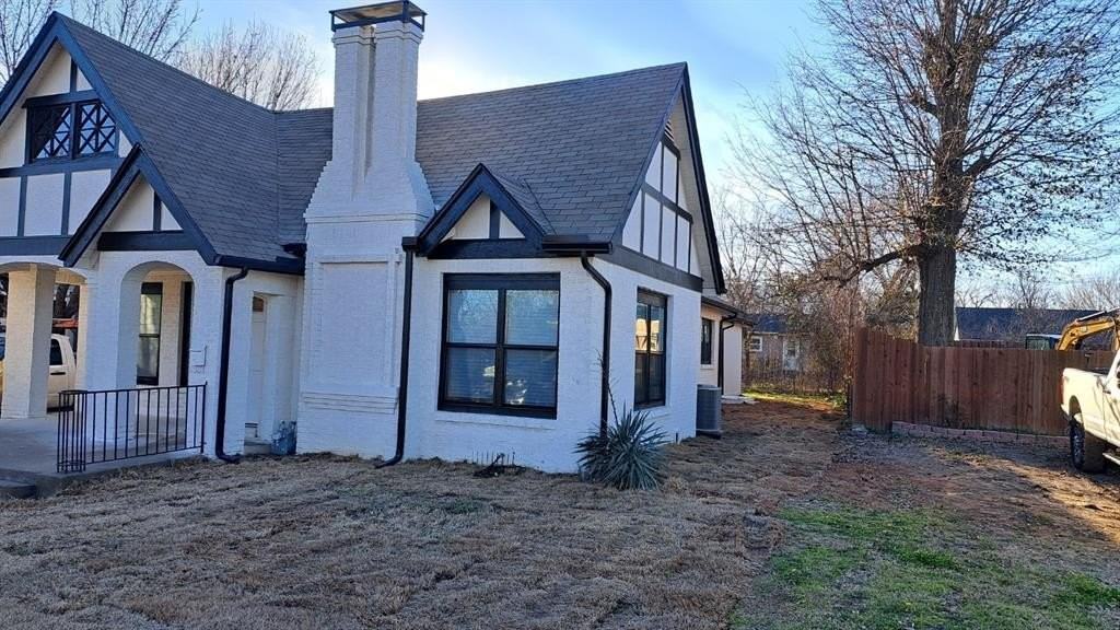 1904 Sayle St - Photo 3 of 17