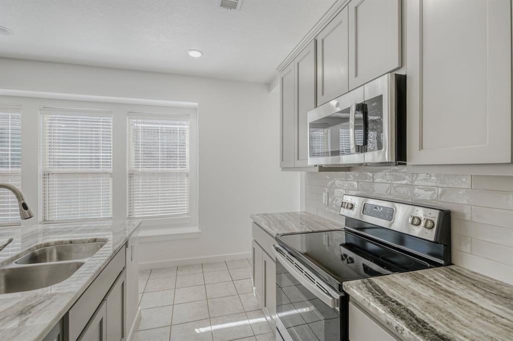 3947 Rochelle Ln - Photo 7 of 31