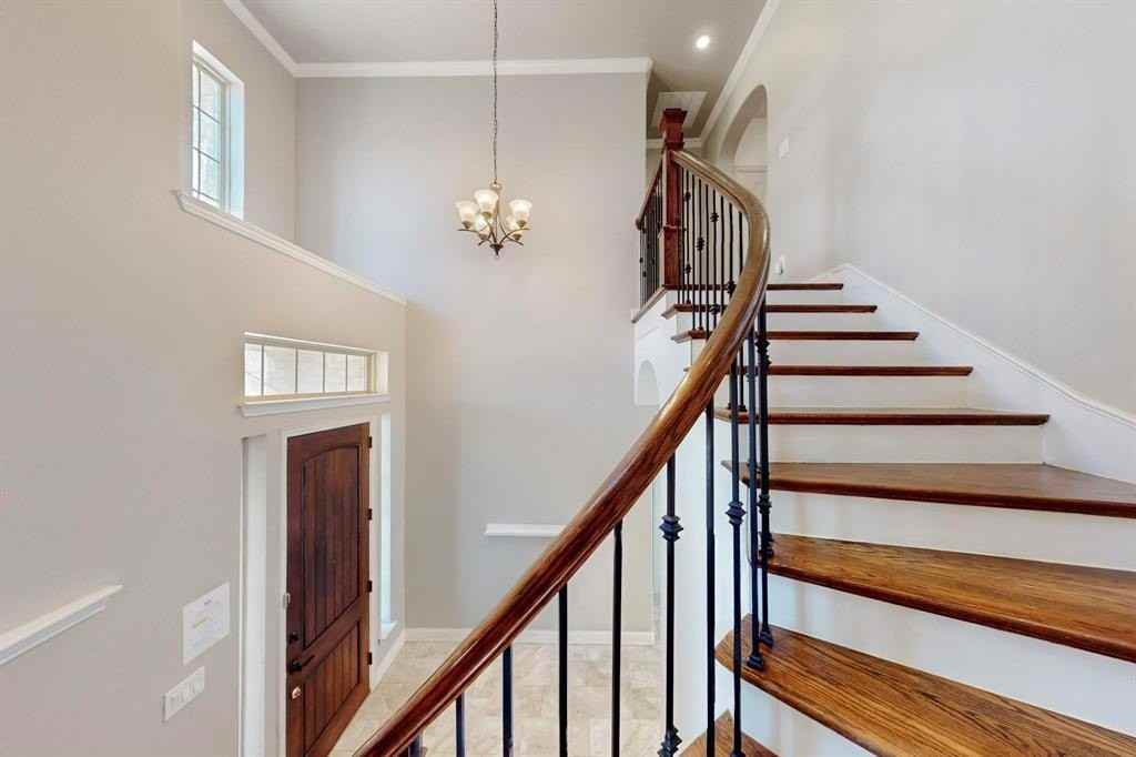 792 Huntingdon St - Photo 5 of 40