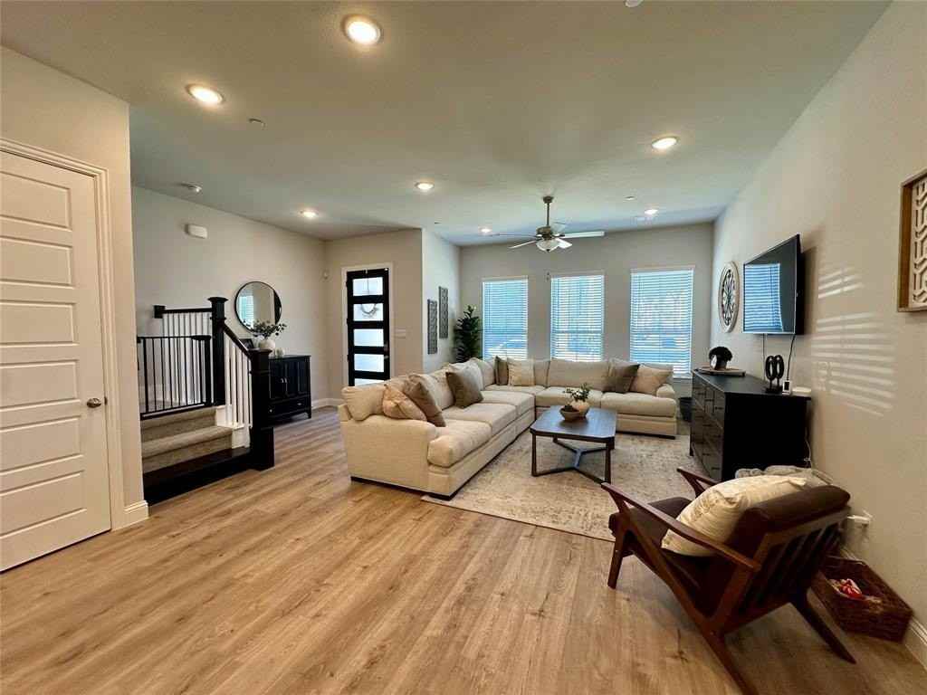 301 Colusa Dr - Photo 5 of 15