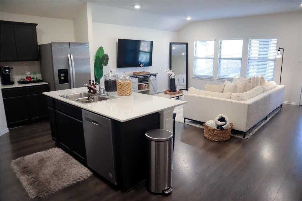 3025 Zinnia St - Photo 3 of 13