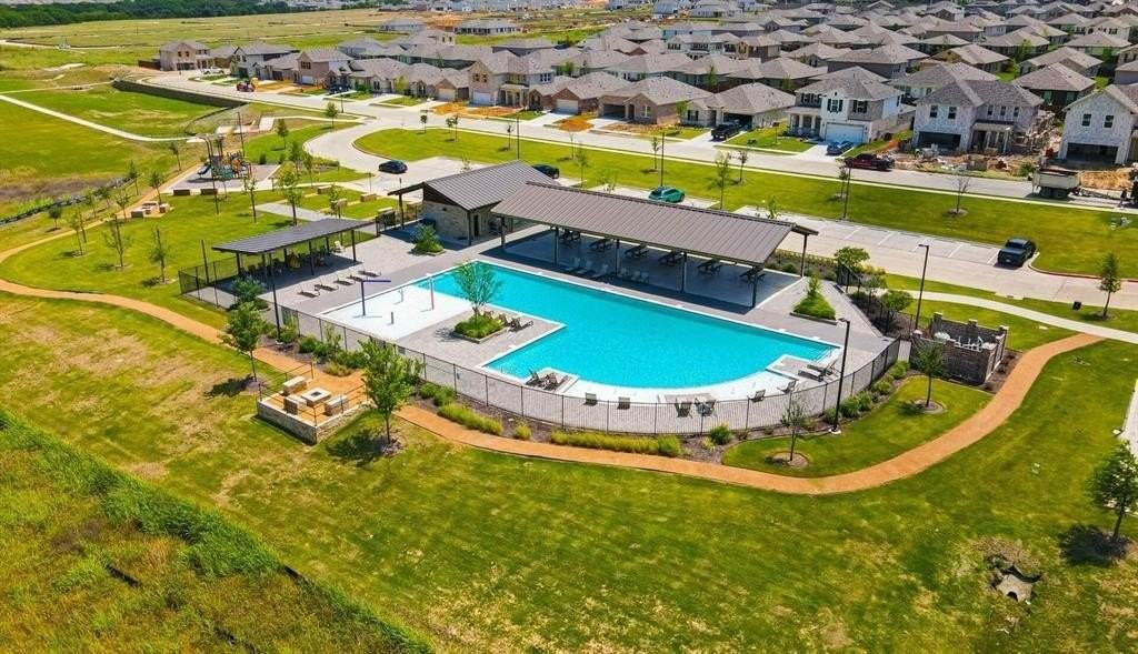 1809 Waggoner Dr - Photo 4 of 33