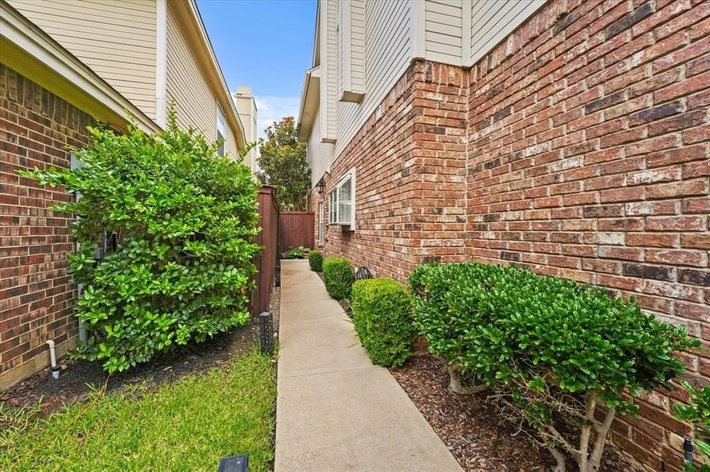 9420 Blue Jay Way - Photo 2 of 28