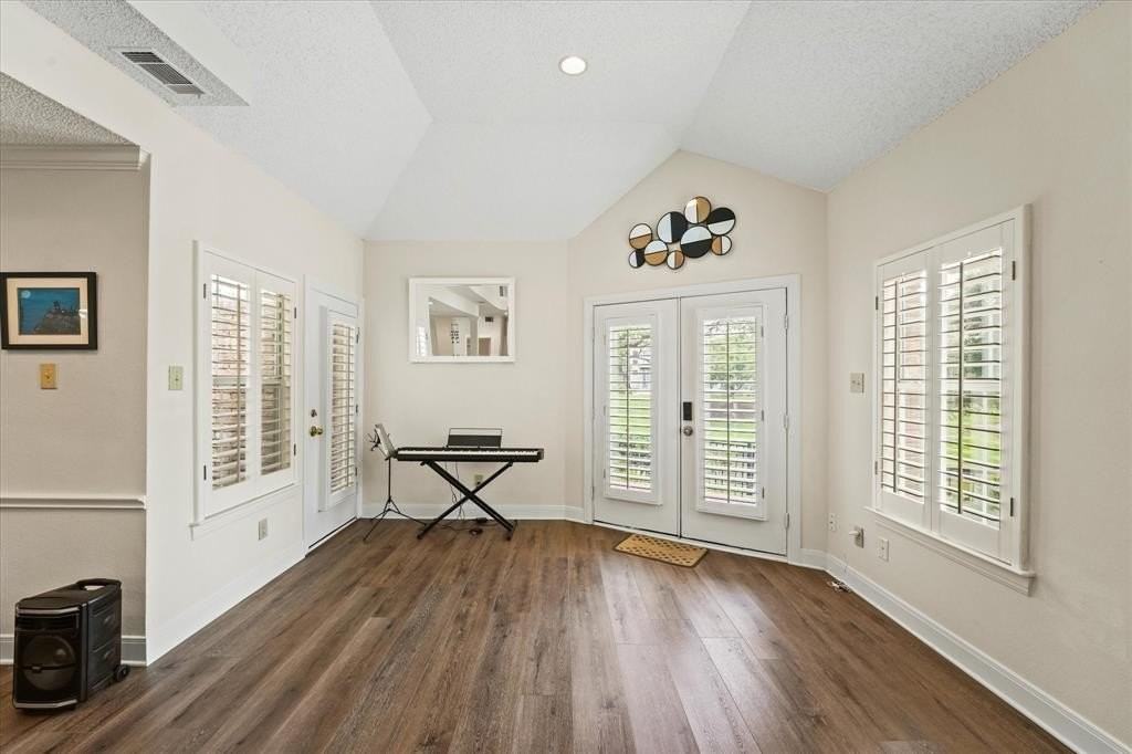 9420 Blue Jay Way - Photo 5 of 28