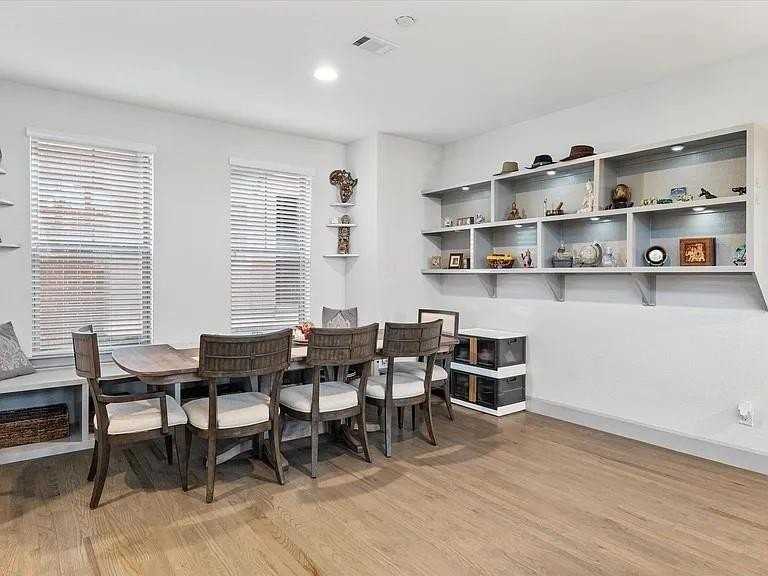 1390 Arch Pl - Photo 7 of 33