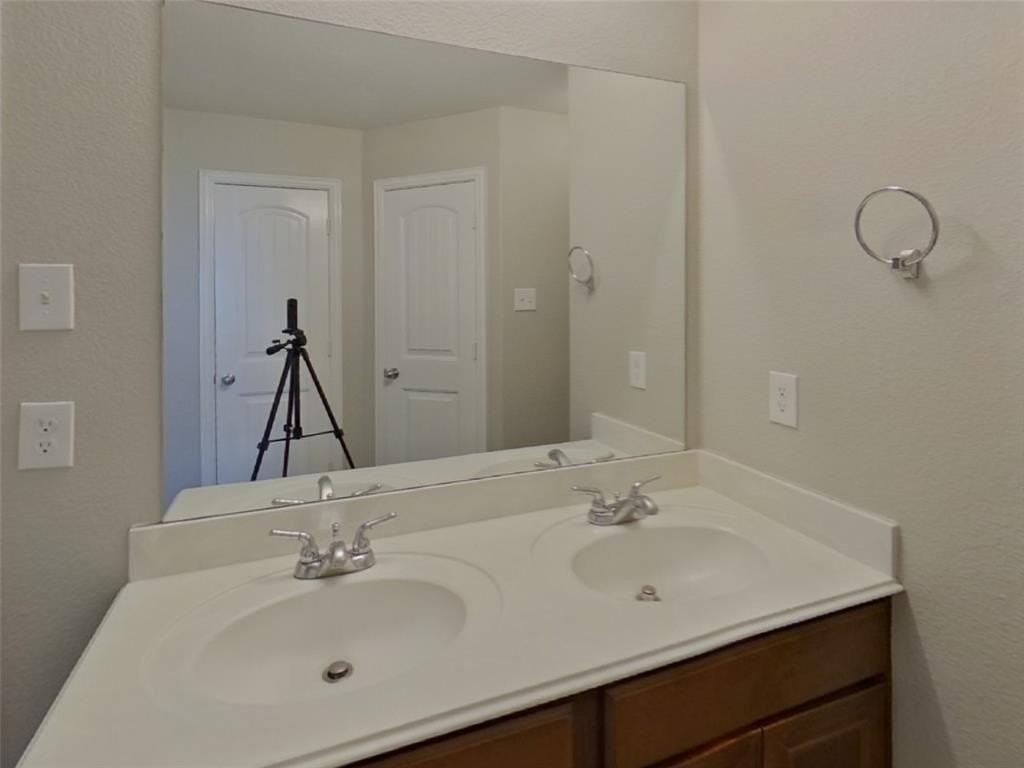 12216 Hunters Crossing Ln - Photo 7 of 15