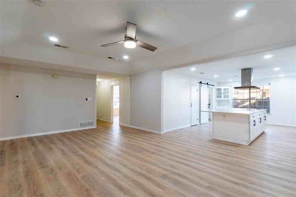 313 S Prairie St - Photo 5 of 16