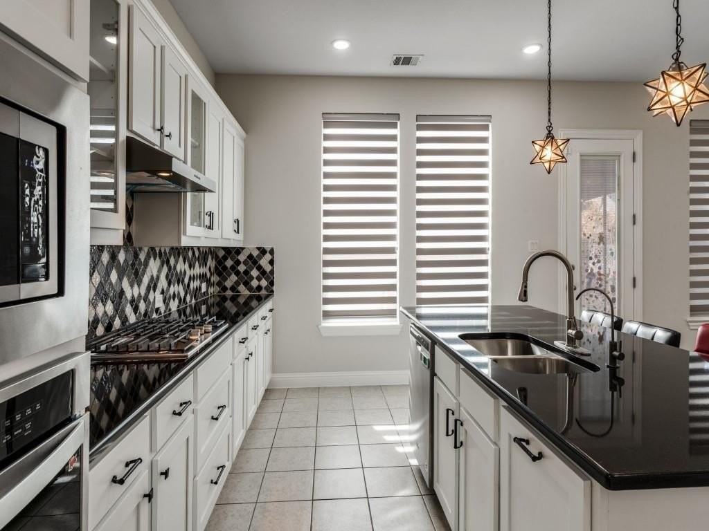 2152 Bailey St - Photo 4 of 27