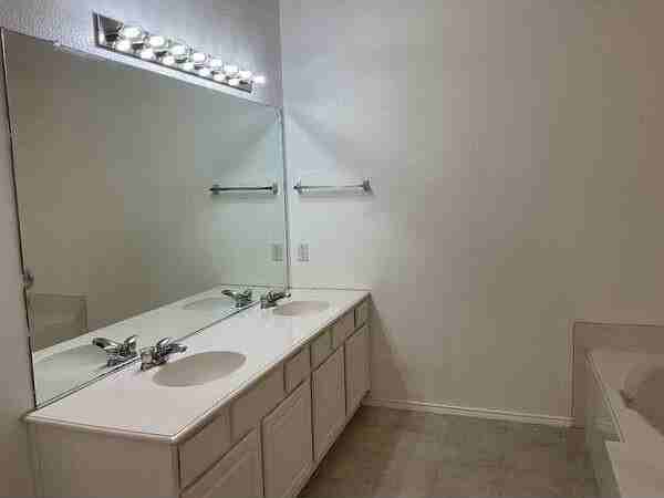 8429 Beaufort Ct - Photo 6 of 9