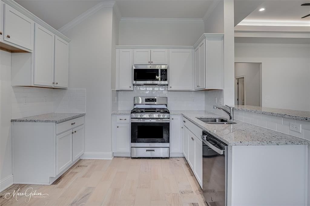 256 Sedgewick Ave - Photo 6 of 17