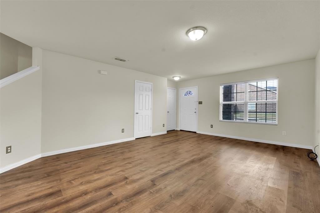 917 Bloomfield Dr - Photo 3 of 35