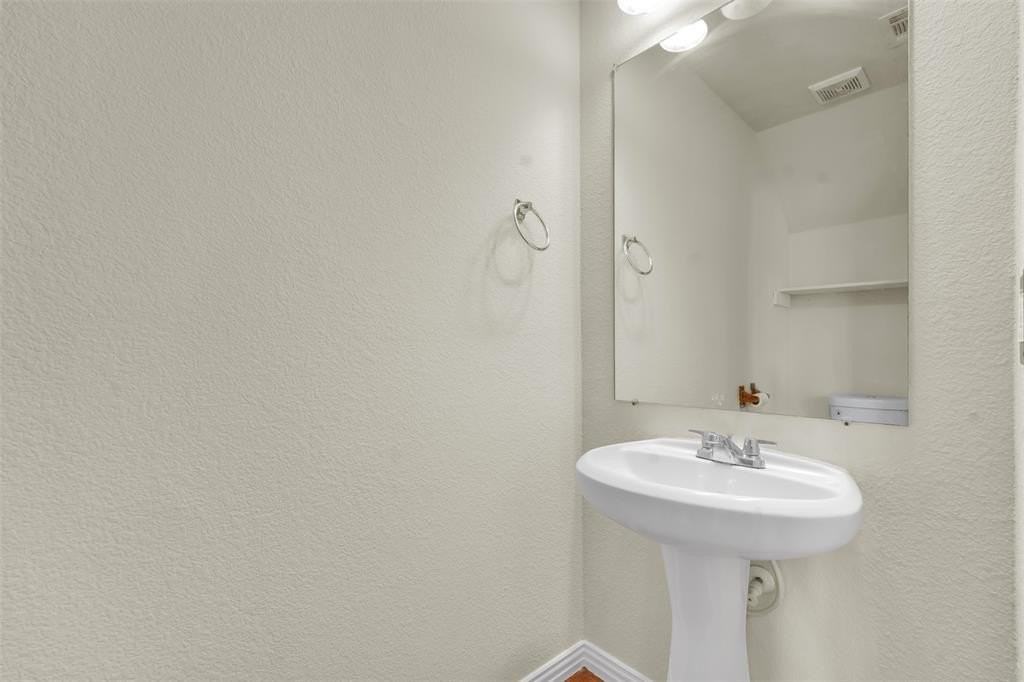 917 Bloomfield Dr - Photo 4 of 35