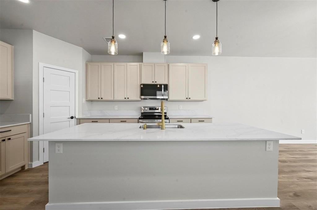 2409 Jeffries St - Photo 5 of 25